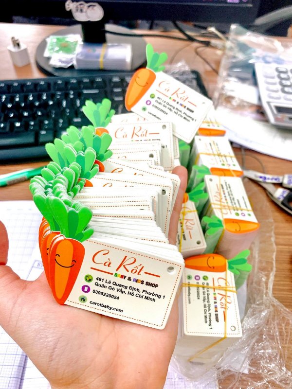 in-name-card-danh-thiep-card-visit-ket-hop-tag-treo-the-treo-mac-quan-ao-gia-re-tphcm-inkythuatso-4-23-14-54-14